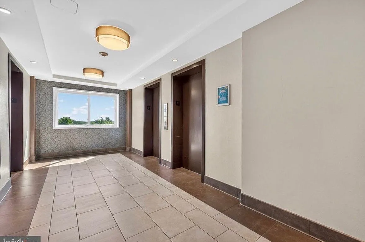 Updated and move in ready Spacious and bright 911 sq ft of living space on the 6th floor. — Photo 3