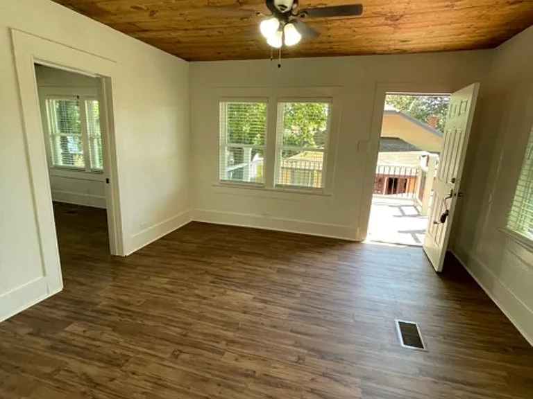 913 W Crawford St #B — Photo 6