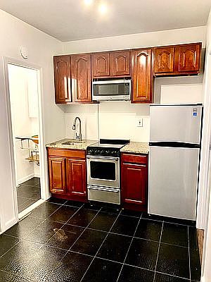 1st image of 18 Saint Marks Pl APT 1