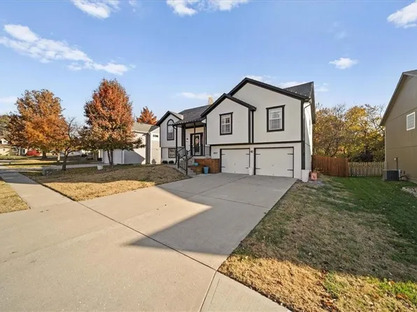 3517 SW Windbrook Dr, Lees Summit, MO 64082