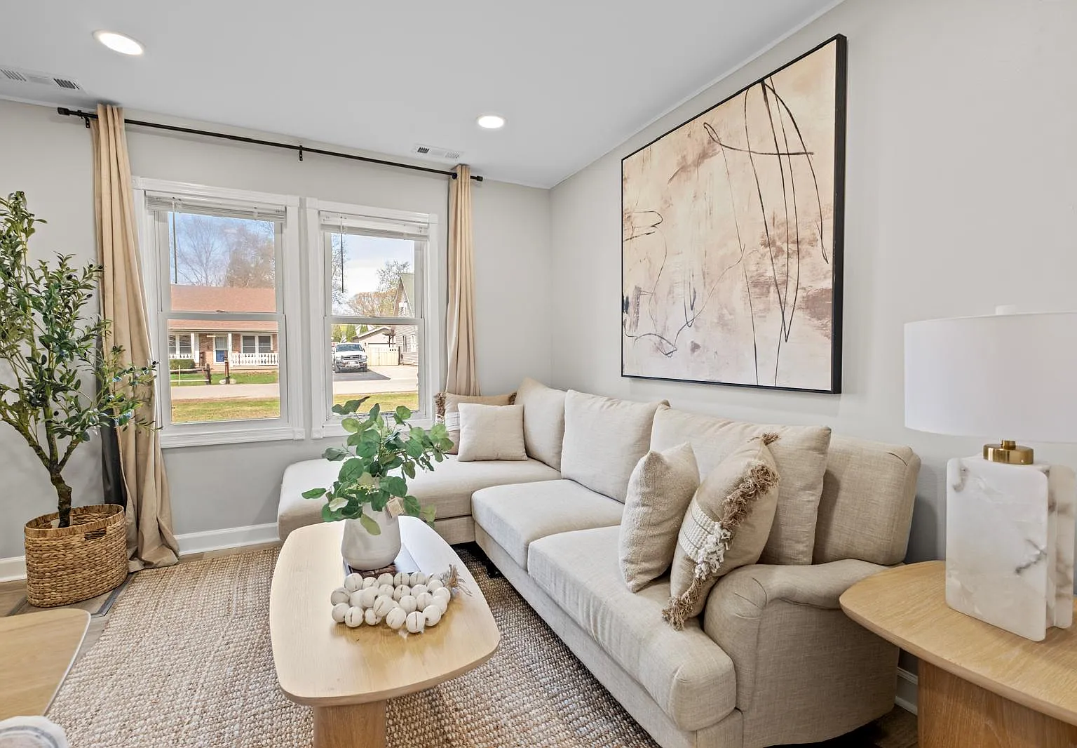 3 bed, 845 sqft, $7,700 — Photo 1