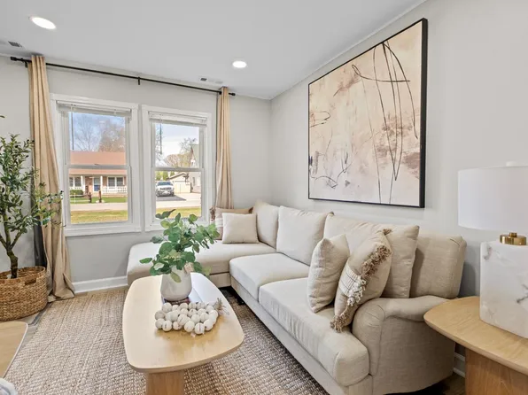 167 Mayfield Ave, Crystal Lake, IL 60014