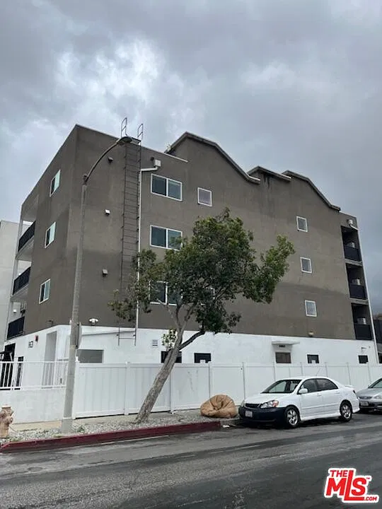 3 bed, 1.0 bath, 1261 sqft, $5,900 — Photo 1