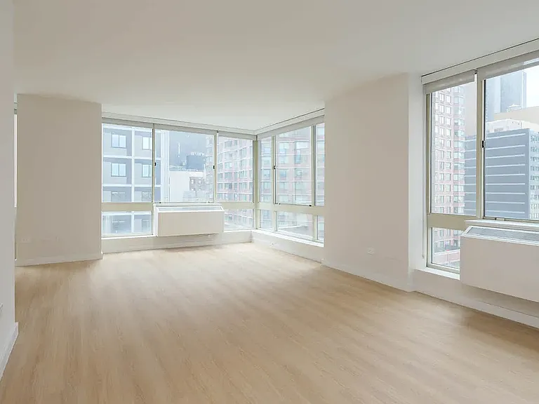 305 W 50th St #4A — Photo 9