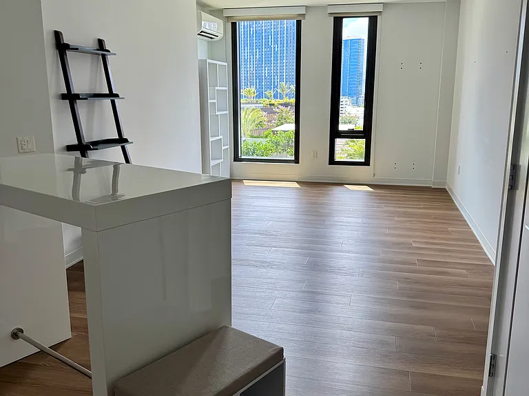 987 Queen St #1013 — Photo 1