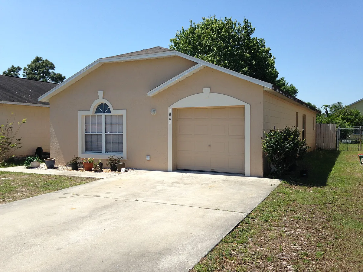 Front of house - 1061 Vista Palma Way