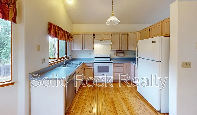 2580 Lyncrest Dr — Photo 3