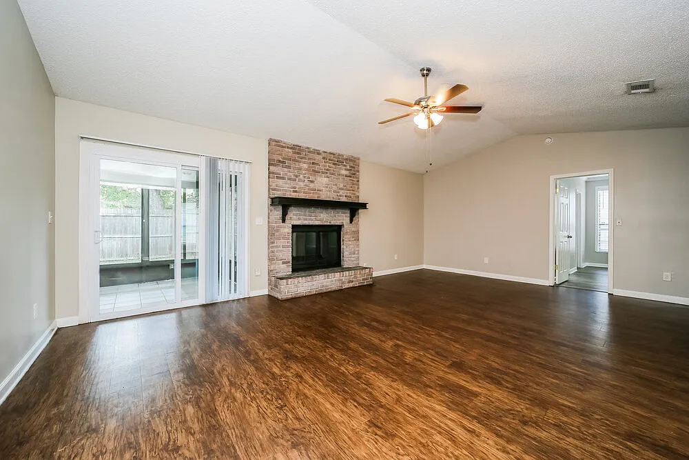 3 bed, 2.0 bath, 1720 sqft, $2,210 — Photo 4