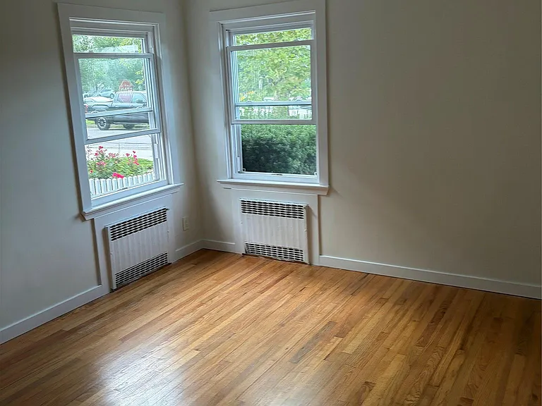 375 E Chester St — Photo 5