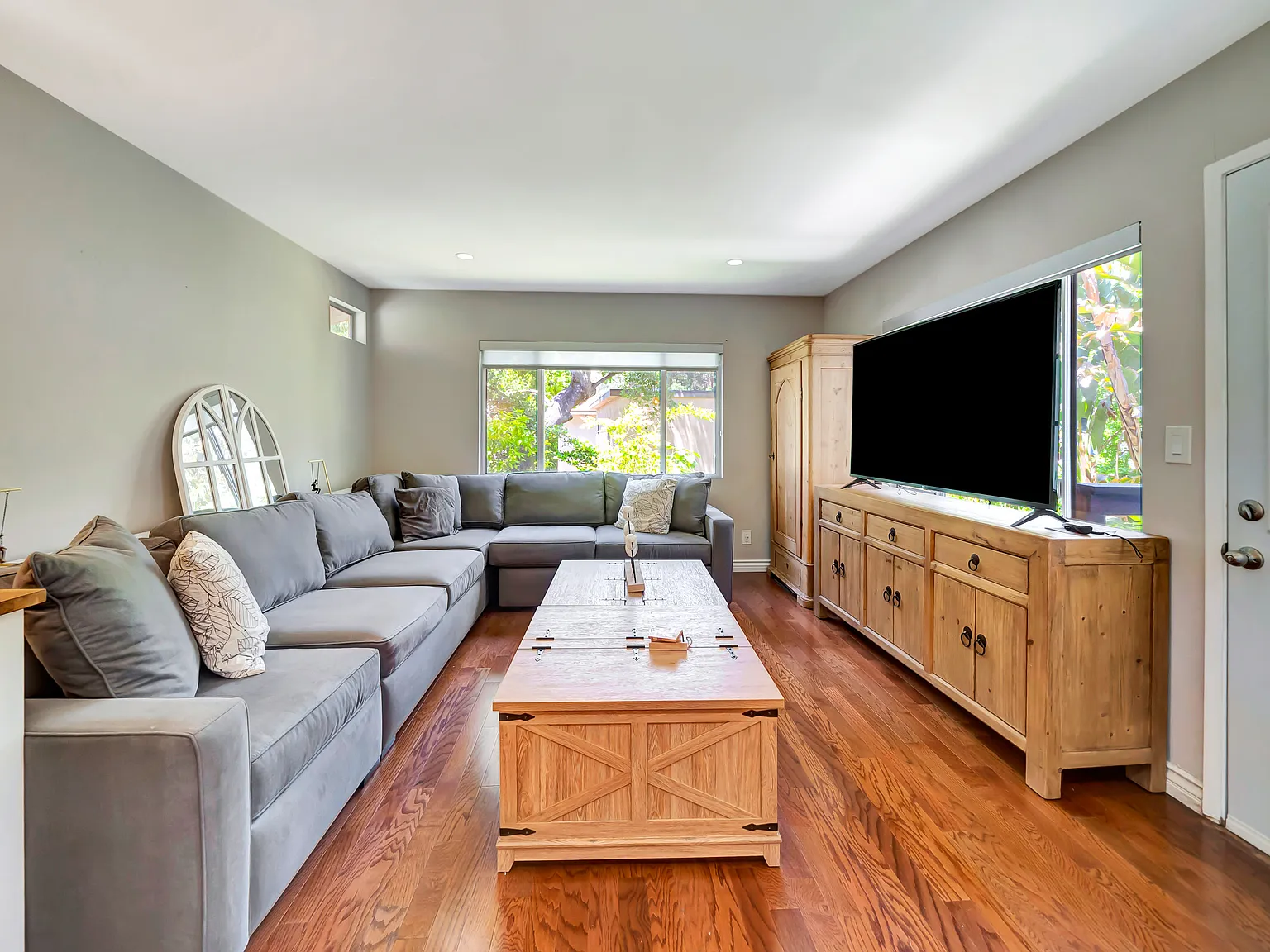 3 bed, 2.5 bath, 2026 sqft, $6,500 — Photo 3