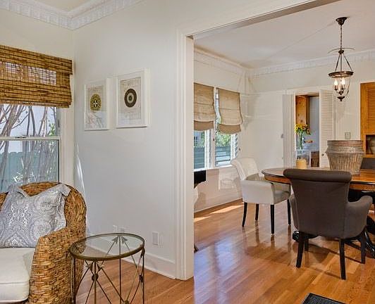 INTERIOR PHOTO