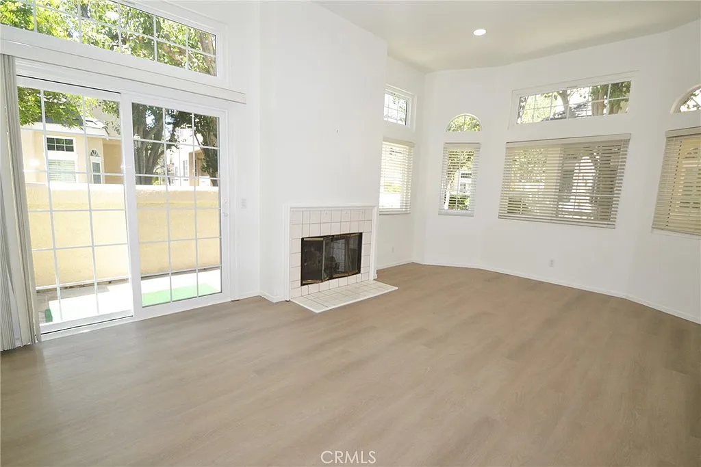 3 bed, 2.5 bath, 1738 sqft, $4,700 — Photo 4