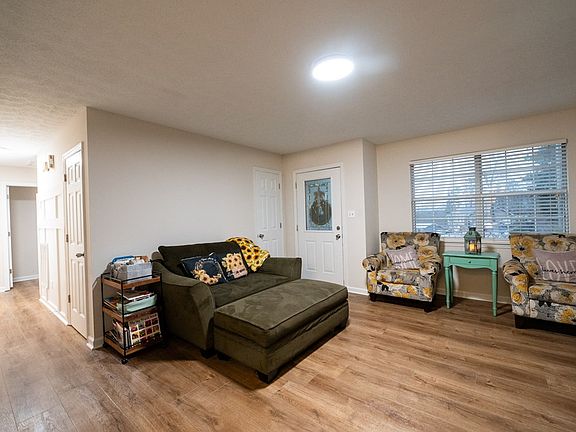 4th image of 136 Campbell Cir
