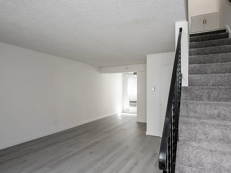 216 Palmetto Dr — Photo 2