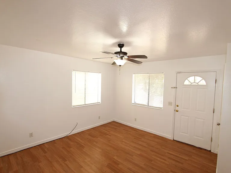 1909 E Maple Ave — Photo 5
