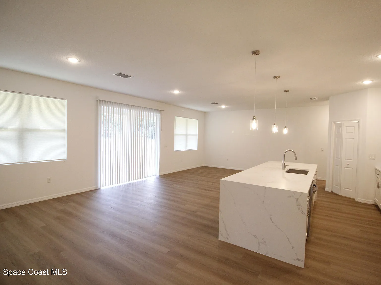 4 bed, 3.0 bath, 2000 sqft, $2,495 — Photo 4