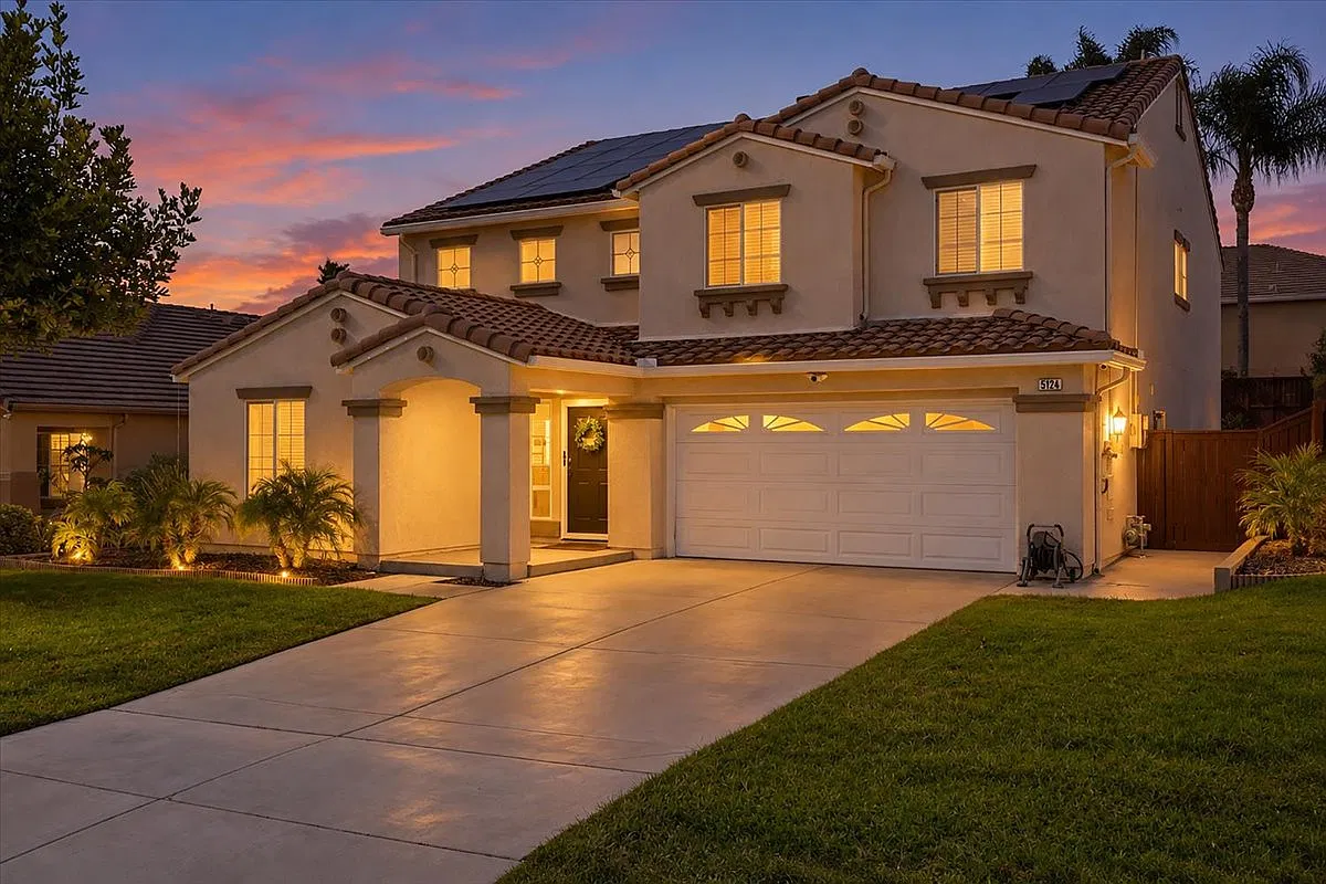 5 bed, 2832 sqft, $5,595 — Photo 1