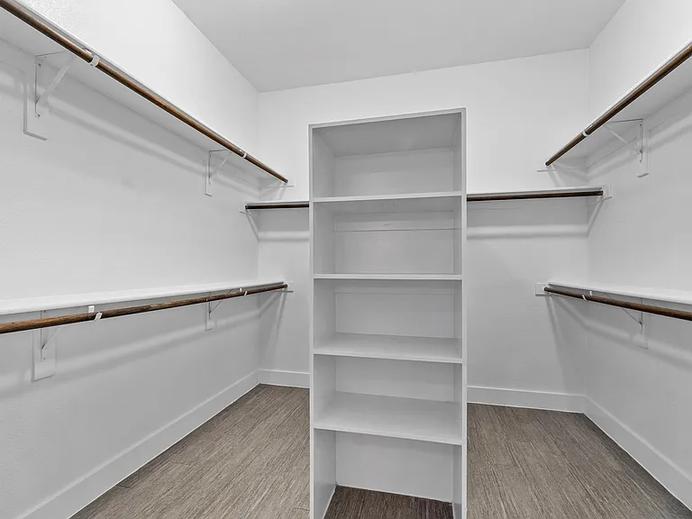 Walk-In Closet Walk-In Closet
