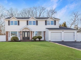 20 Shirley Ct, Commack, NY 11725