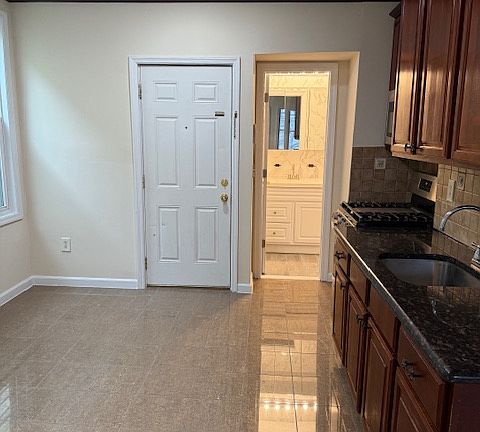 3rd image of 141 Mallory Ave #2F