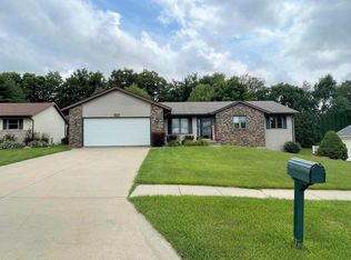 1769 W Canyon Dr, Freeport, IL 61032