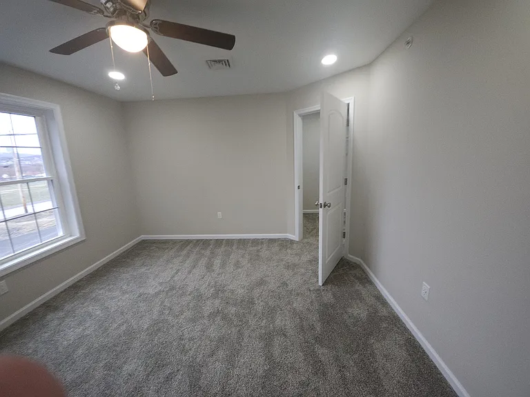 1068 Lakeland Dr — Photo 32