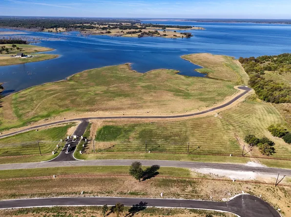 527 Lakeshore Ter, Windom, TX 75492