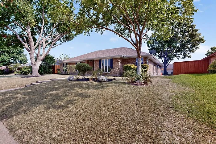 2200 Winona Dr — Photo 4
