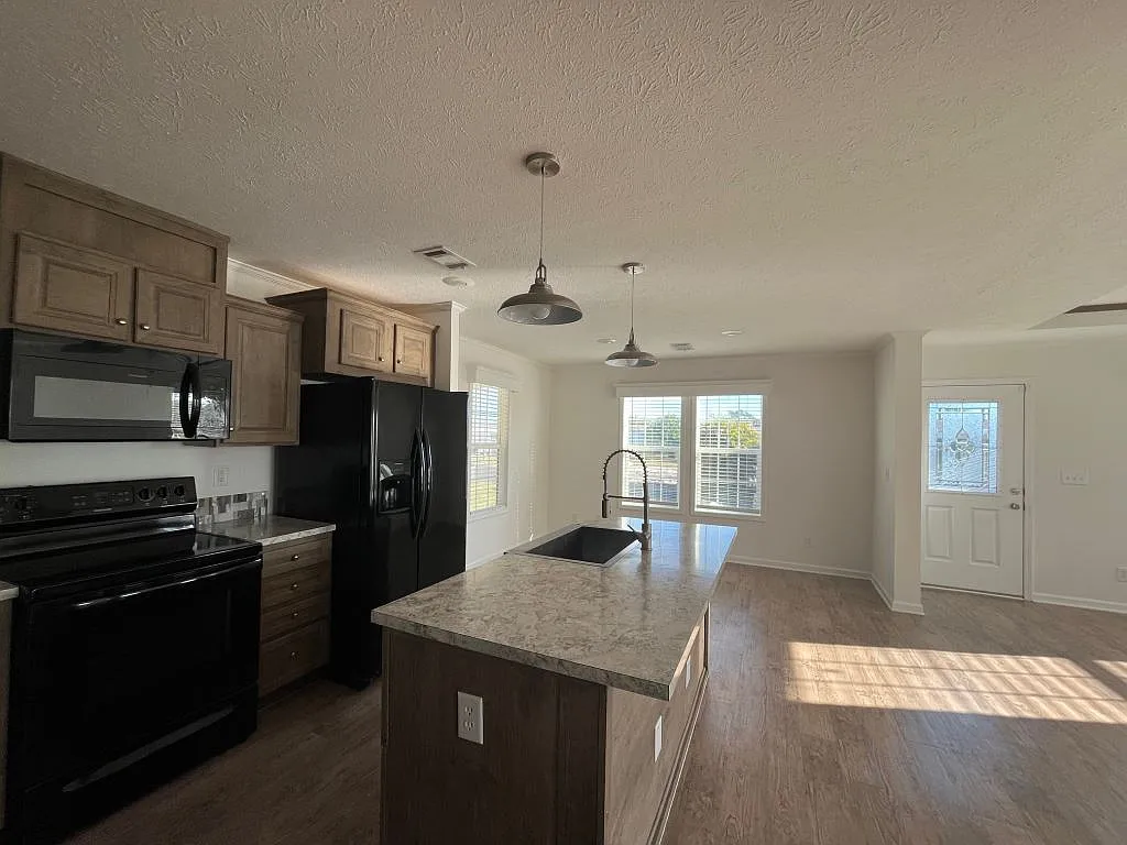 3 bed, 2.0 bath, 1286 sqft, $1,399 — Photo 2
