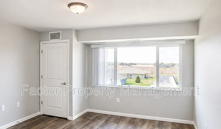 561 Elk St S — Photo 76