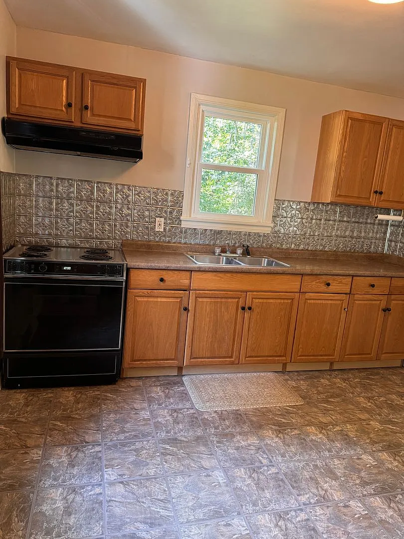 3 Bedroom || 1 Bathroom Single Family Home — Photo 3