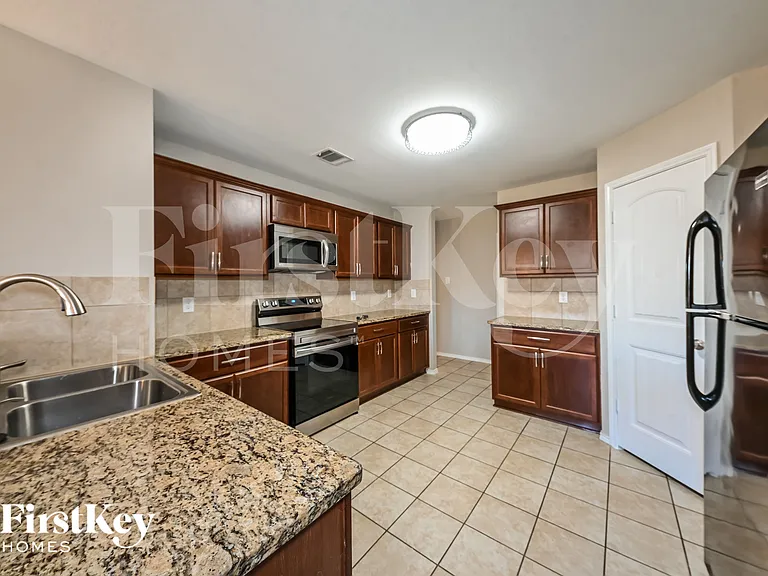 2803 Englenook Dr — Photo 6
