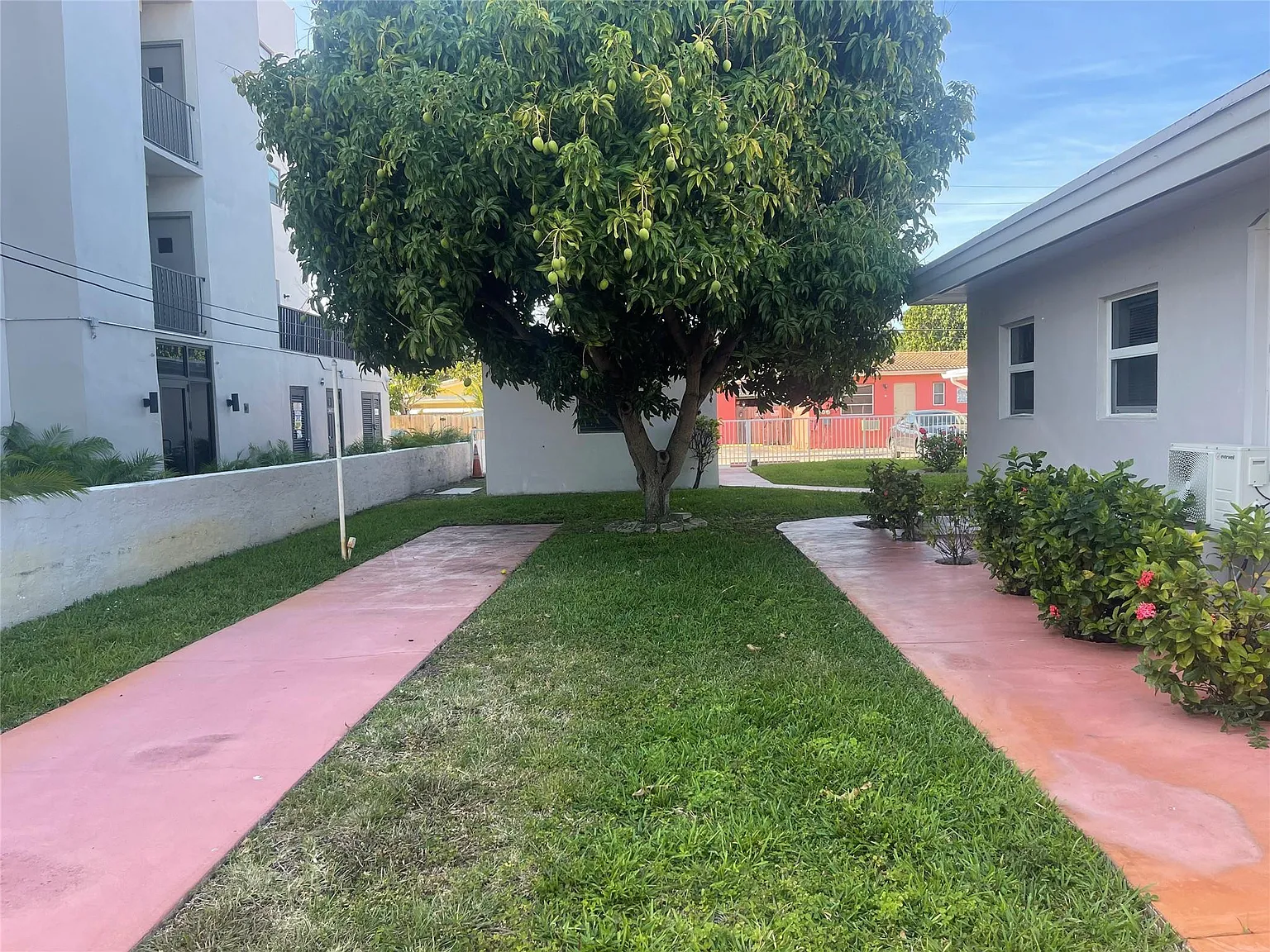 Studio, 1.0 bath, 250 sqft, $1,100 — Photo 3