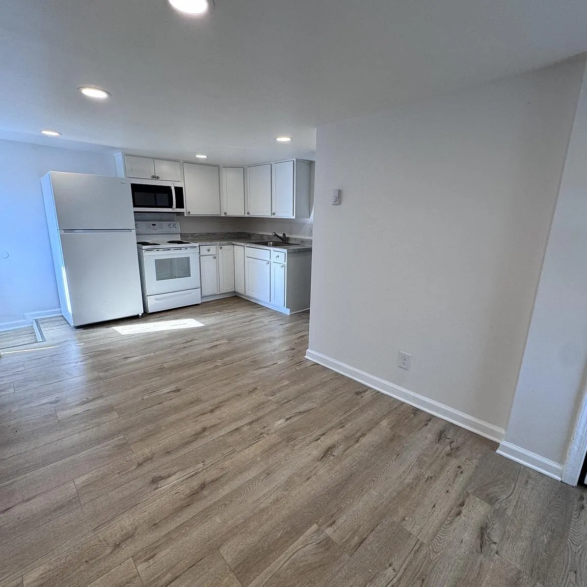 2 bed, 2016 sqft, $950 — Photo 4