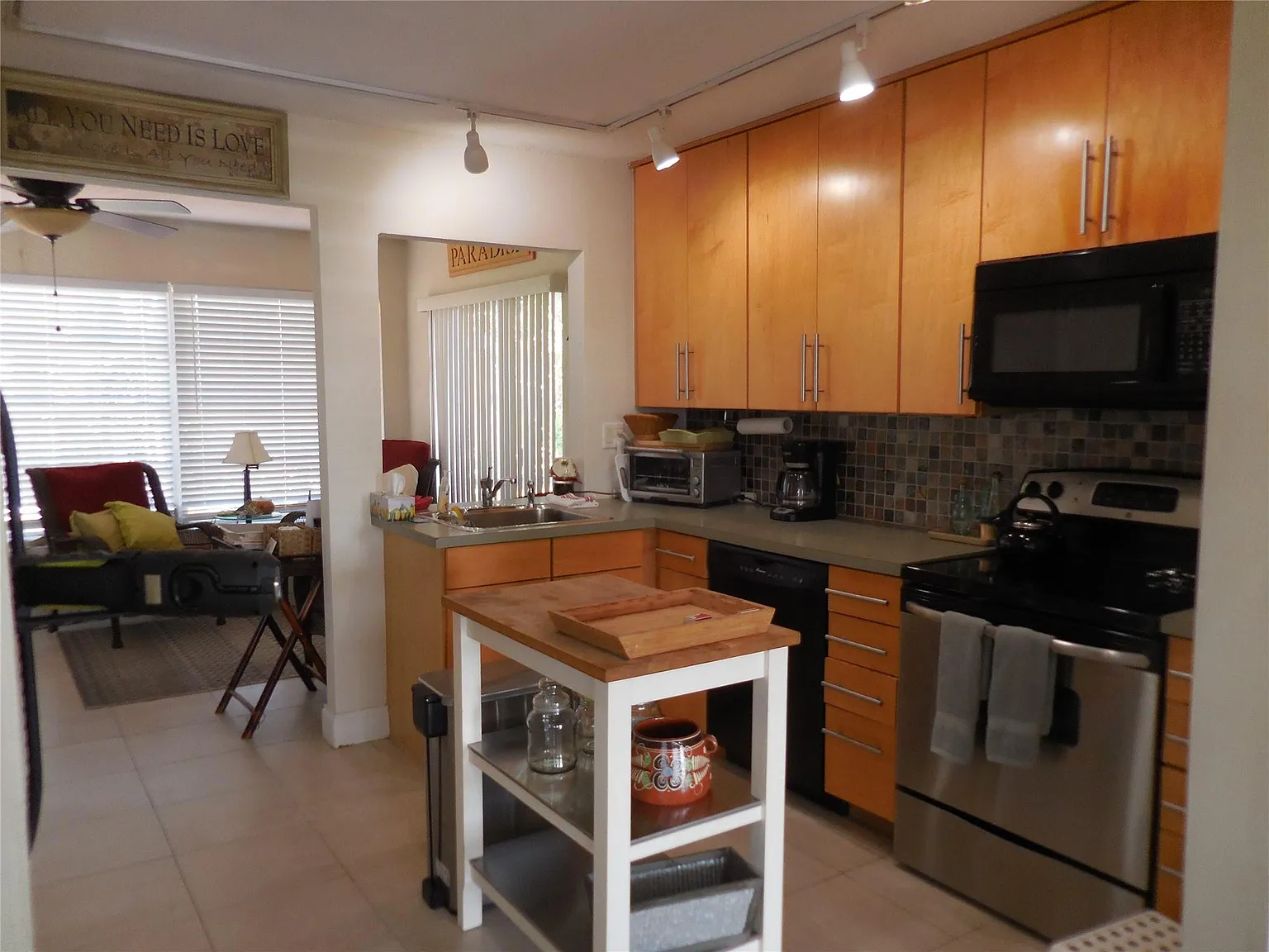 2 bed, 1.0 bath, 1044 sqft, $1,800 — Photo 3