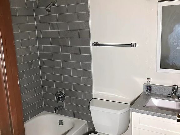4th image of 303 W Hawthorne Cir #5