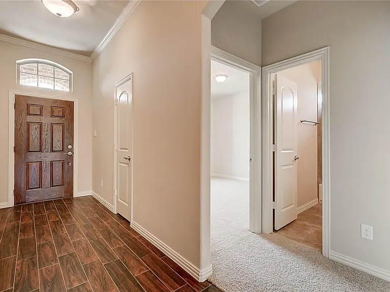 2100 McCallister Dr — Photo 2