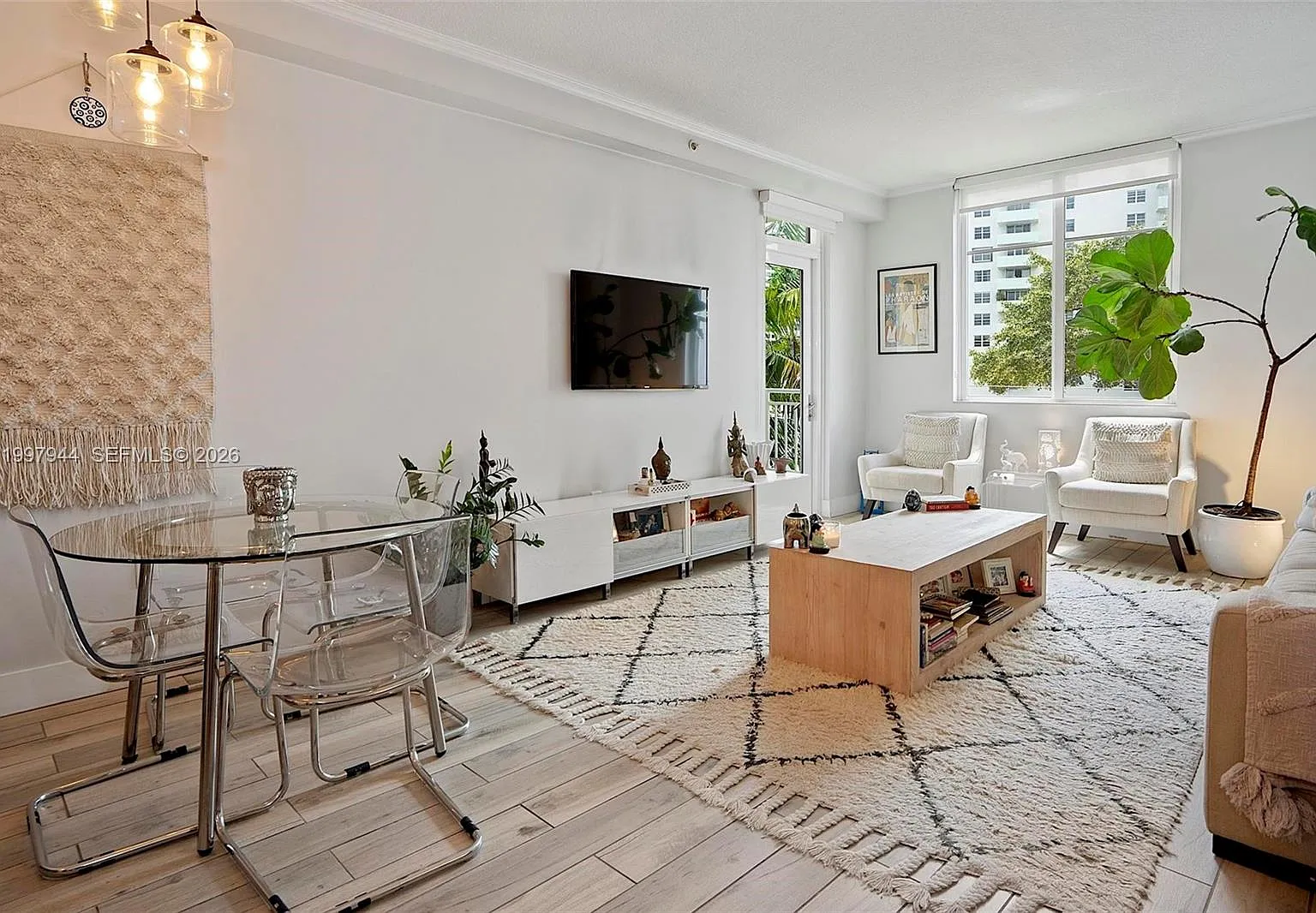The Vistas Condo — Photo 1