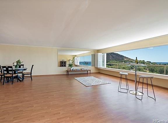 Views and mountain breezes flow from Diamond Head out to the ocean.