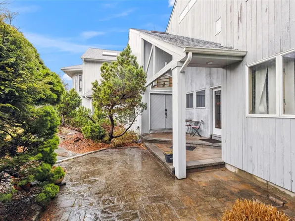 12 Friendly Road, Smithtown, NY 11787