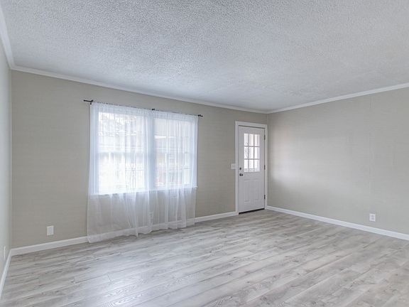 5th image of 2417 Glenrose Ave N