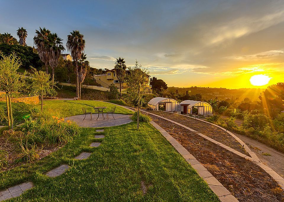 1.25 acre $250k upgrades