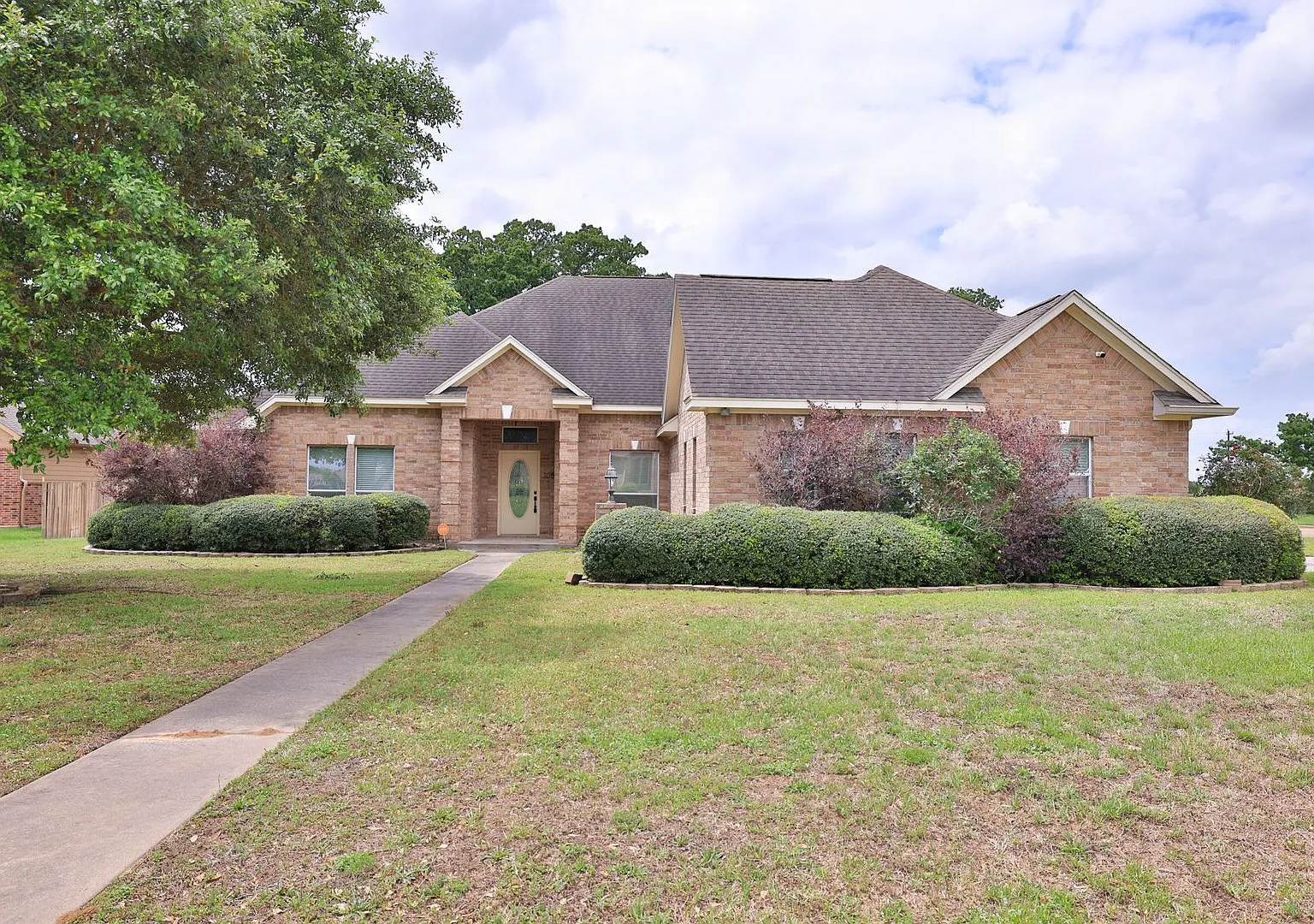 Stunning Home on 1/2 an Acre for Lease | 3 Bed, 2 Bath | 2,269 Sq Ft | Legendary Oaks Community | — Photo 4