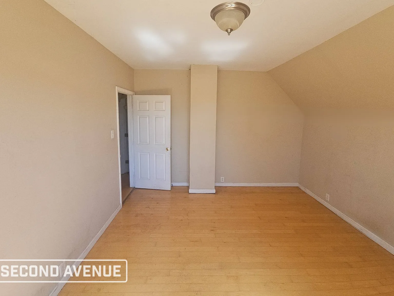 3 bed, 1.0 bath, 1600 sqft, $1,095 — Photo 3