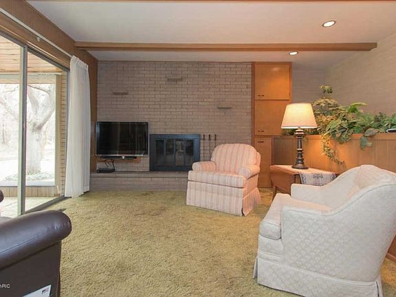 2nd image of 1902 Orchard Ln NE