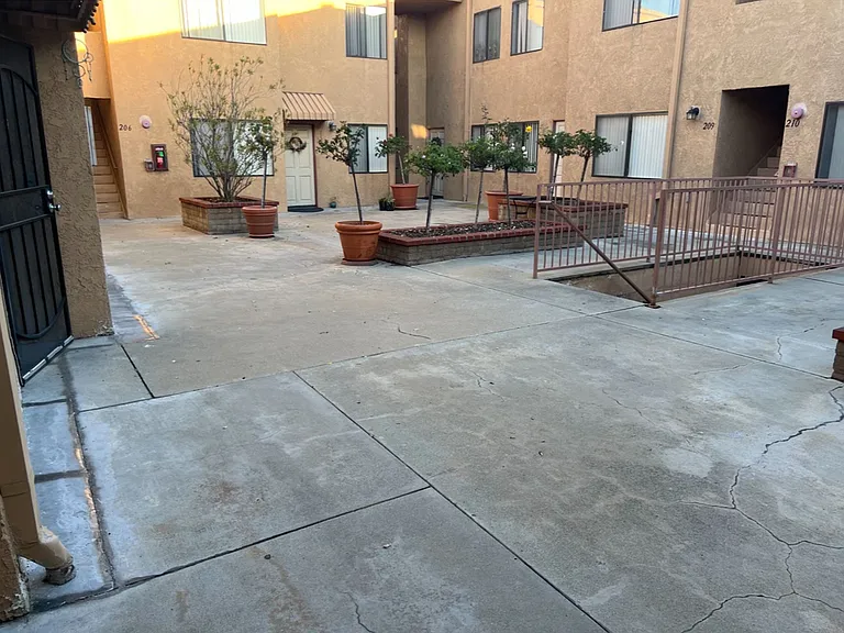 045 - Jackson Apartments — Photo 2