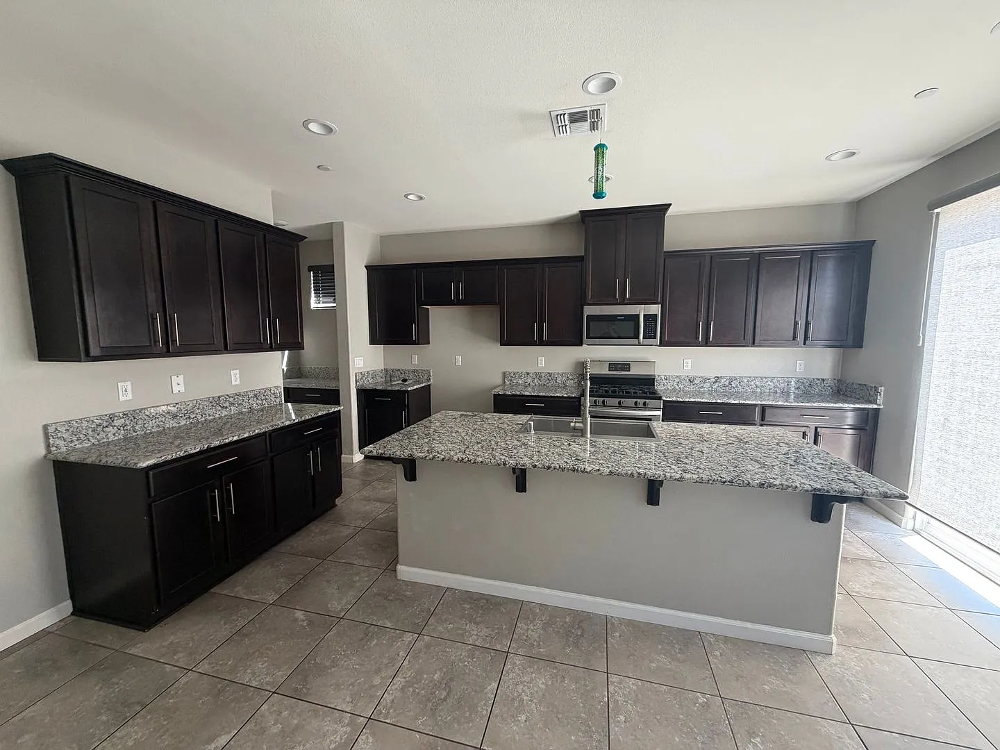 Beautiful 4 Bedroom, 2.5 Bathroom Home for Rent — Photo 4