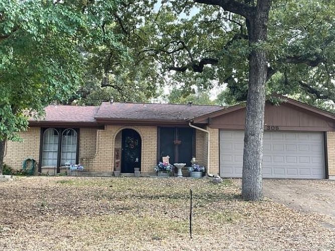 1st image of 305 Shoreline Dr N