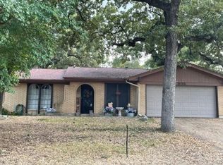 305 Shoreline Dr N, Azle, TX 76020