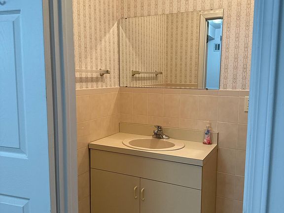 2nd image of 28 Kelly Blvd